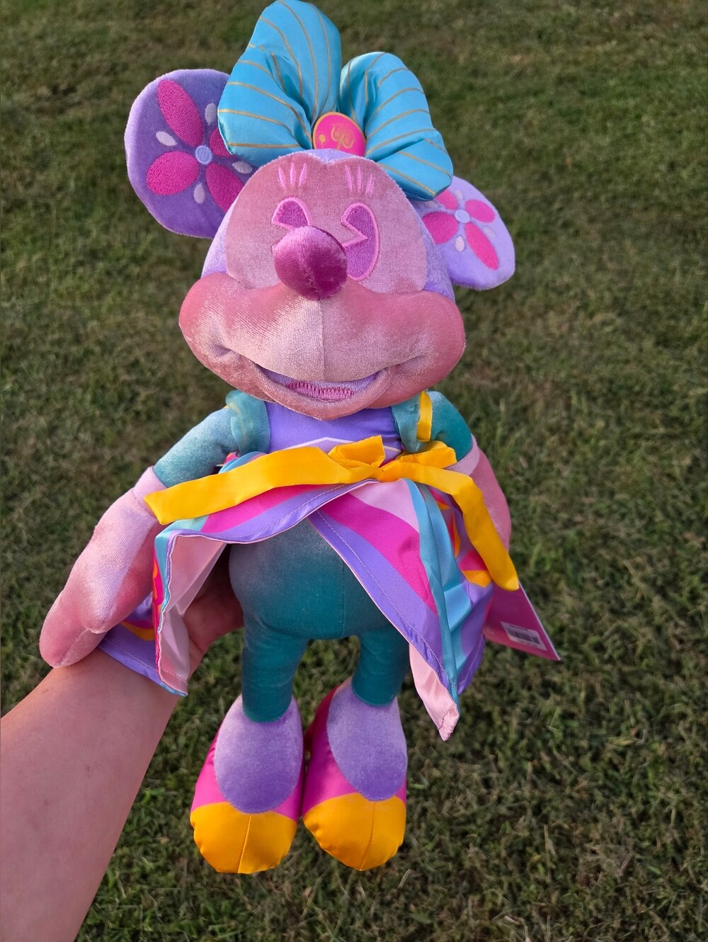 Disney Minnie Main Attraction Its A Small World Collectible Plush - Picture 4 of 5
